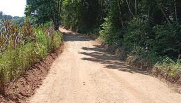 Estradas do interior seguem recebendo melhorias em Maximiliano de Almeida